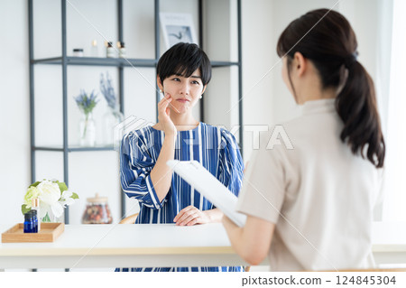 一名年輕女子在美容院接受諮詢 124845304