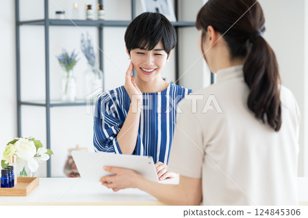 一名年輕女子在美容院接受諮詢 124845306