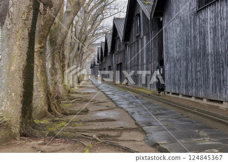 Yamai warehouse 124845367