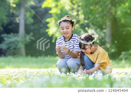 孩子們在田野裡玩耍 124845404