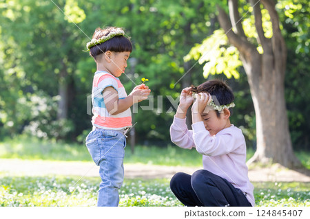 Children playing in the field 124845407