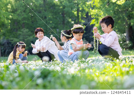 孩子們在田野裡玩耍 孩子們在田野裡玩耍 124845411