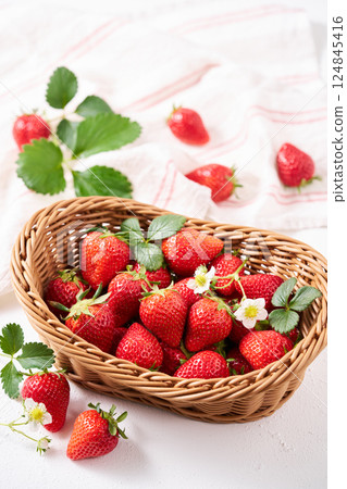 籃子裡的草莓 124845416