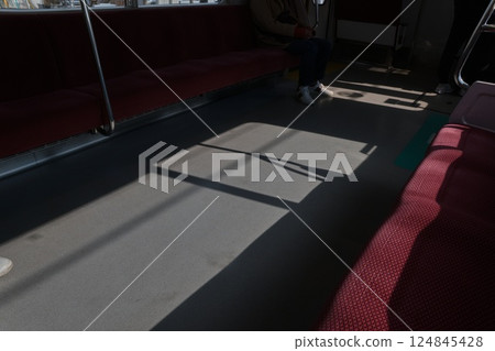 在火車車廂內 在火車車廂內 124845428