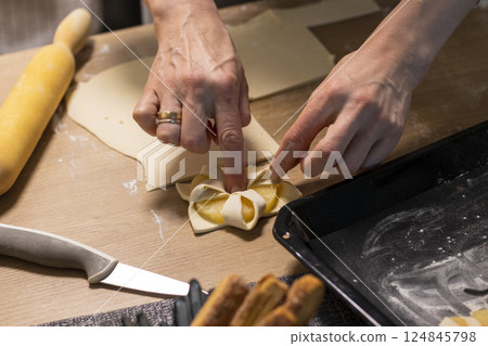 A woman cuts puff pastry 124845798