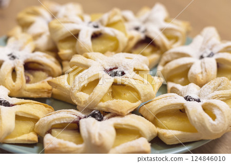 Freshly baked fruit puff pastries on the ceramic plate Freshly baked fruit puff pastries on the ceramic plate 124846010
