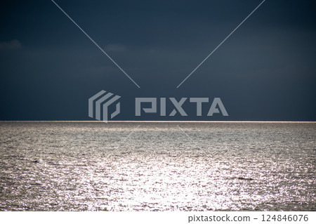 多雲的天空和反射陽光的大海 多雲的天空和反射陽光的大海 124846076