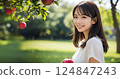 拿著紅蘋果的女孩 124847243