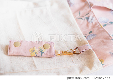 附在手工製作的包包上的零錢盒 124847553