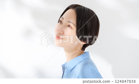 A smiling woman A smiling woman 124847838