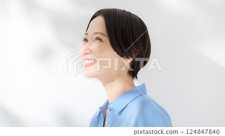 A smiling woman 124847840