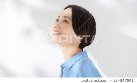 A smiling woman 124847841