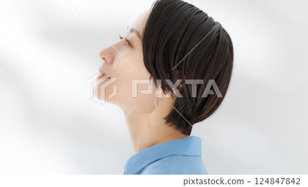 A smiling woman 124847842