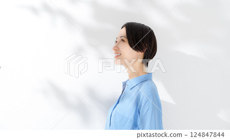 A smiling woman 124847844