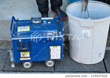 引擎驅動的高壓清洗機、外牆清潔、外牆塗漆工作、塗漆工匠 引擎驅動的高壓清洗機、外牆清潔、外牆塗漆工作、塗漆工匠 124847926