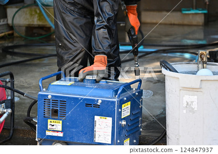 Engine-powered high-pressure washer, exterior wall cleaning, exterior wall painting work, painting craftsman Engine-powered high-pressure washer, exterior wall cleaning, exterior wall painting work, painting craftsman 124847937