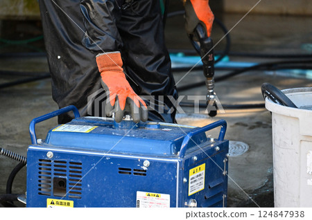 Engine-powered high-pressure washer, exterior wall cleaning, exterior wall painting work, painting craftsman Engine-powered high-pressure washer, exterior wall cleaning, exterior wall painting work, painting craftsman 124847938