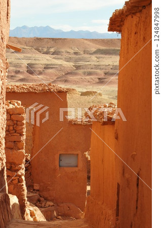 Morocco, Kasbah Road, fortified village, Ait Ben Haddou, Ksar Morocco, Kasbah Road, fortified village, Ait Ben Haddou, Ksar 124847998