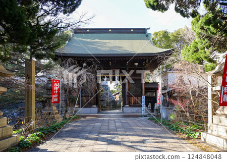 Main gate of Yasaka Shrine, next to Kokura Castle, Kitakyushu City, Fukuoka Prefecture 124848048