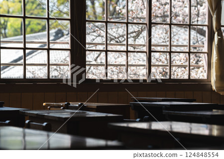 Cherry blossoms seen from the classroom window 124848554
