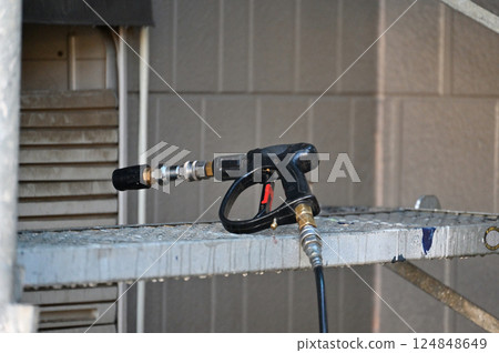 High pressure cleaning guns, engine-powered high pressure cleaners, exterior wall cleaning, house cleaning, exterior wall painting work High pressure cleaning guns, engine-powered high pressure cleaners, exterior wall cleaning, house cleaning, exterior wall painting work 124848649