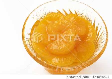 Canned mandarins served in a glass container 124848827