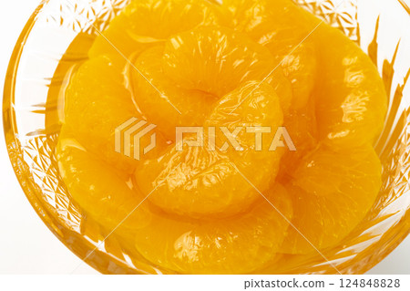 Canned mandarins served in a glass container 124848828