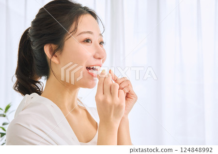 一名戴著口套的婦女 124848992