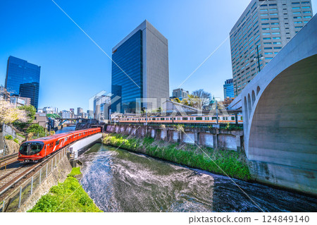 日本東京城市景觀的新景觀。丸之內線2000系、御茶之水站、聖橋。花筏遍布水面 日本東京城市景觀的新景觀。丸之內線2000系、御茶之水站、聖橋。花筏遍布水面 124849140