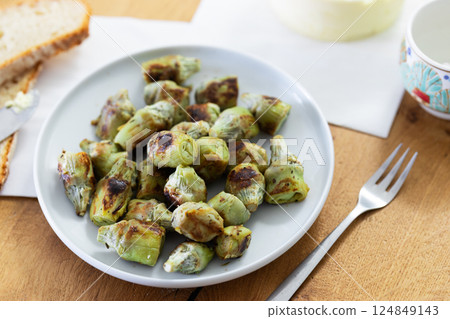 fried artichoke hearts on a plate 124849143