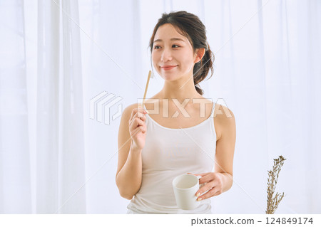 woman brushing teeth woman brushing teeth 124849174