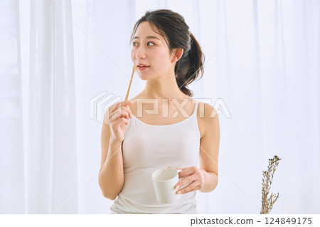 woman brushing teeth 124849175