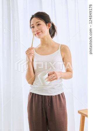 woman brushing teeth 124849176