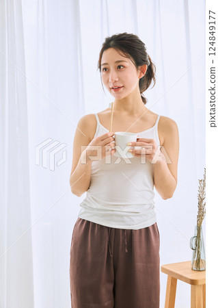 woman brushing teeth woman brushing teeth 124849177