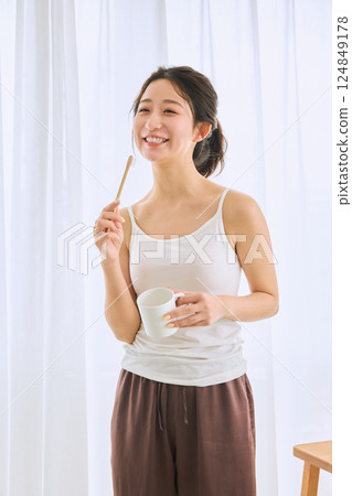 woman brushing teeth woman brushing teeth 124849178