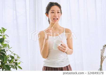 woman brushing teeth 124849179