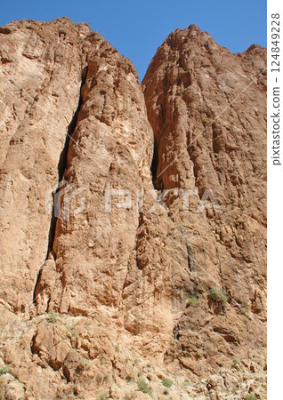 Morocco, Kasbah Road, Todra Gorge, Todra River, cliffs 124849228