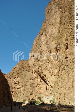Morocco, Kasbah Road, Todra Gorge, Todra River, cliffs 124849230