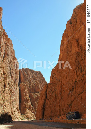 Morocco, Kasbah Road, Todra Gorge, Todra River, cliffs 124849233