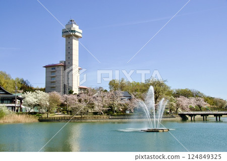 塔樓和公園噴泉在藍天映襯下格外醒目 塔樓和公園噴泉在藍天映襯下格外醒目 124849325