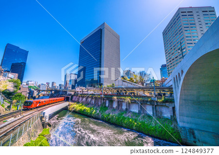 日本東京城市景觀的罕見景觀。丸之內線2000系、御茶之水站、聖橋。花筏遍布水面 124849377