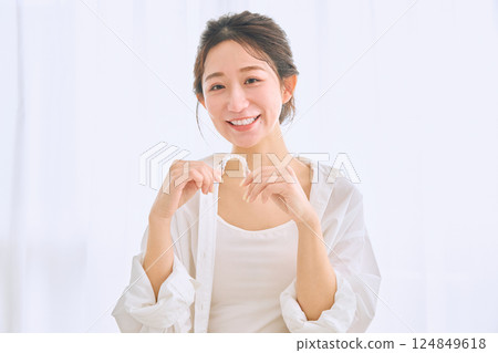 Female with mouthpiece correction 124849618