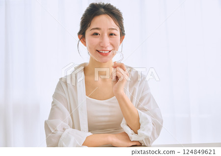 帶吹嘴矯正的女性 帶吹嘴矯正的女性 124849621