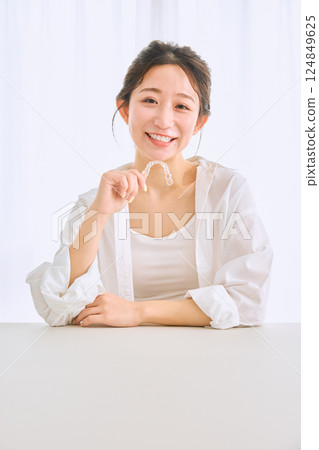 帶吹嘴矯正的女性 帶吹嘴矯正的女性 124849625