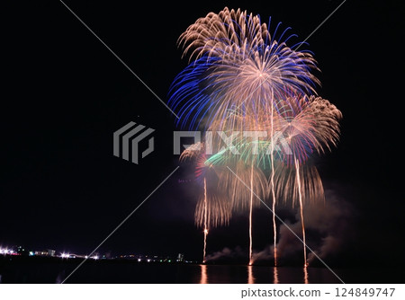 一連串色彩繽紛的煙火綻放在午夜的天空 124849747