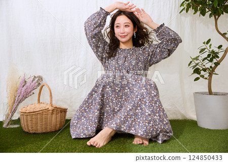 Stylish young woman 124850433
