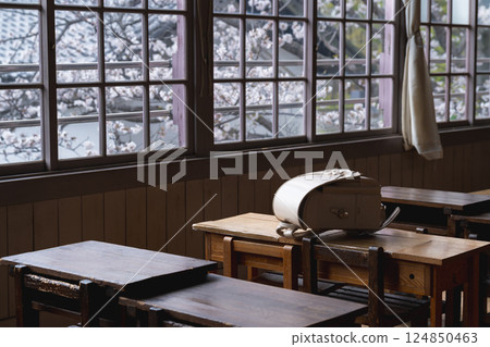 教室、書桌、書包、櫻花 124850463