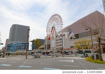 Scenery in front of Kagoshima Chuo Station in Kagoshima City, Kagoshima Prefecture: Ferris wheel and skyscrapers Scenery in front of Kagoshima Chuo Station in Kagoshima City, Kagoshima Prefecture: Ferris wheel and skyscrapers 124850860
