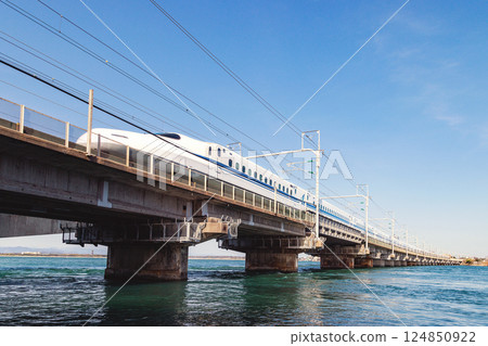 行駛在濱名湖上的東海道新幹線 124850922