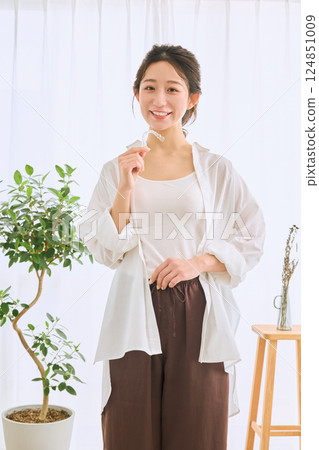 Female with mouthpiece correction 124851009